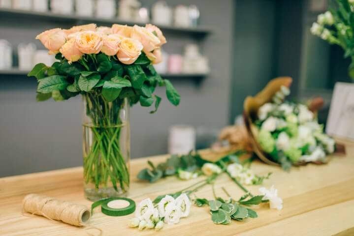 fresh-rose-bouquet-composition-in-flower-boutique-GJ6CHLQ (Klein)